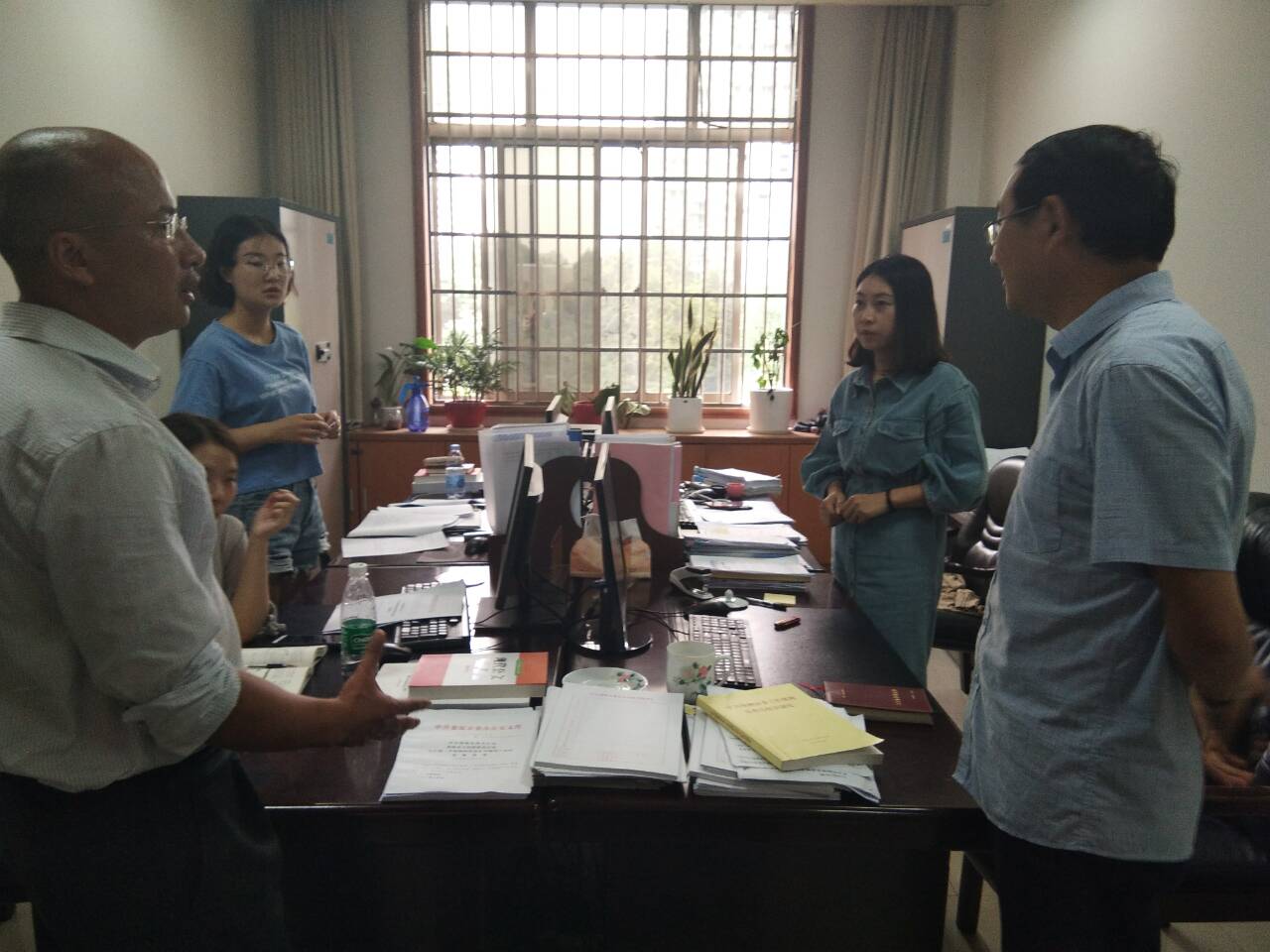 市委办办文科看望学生