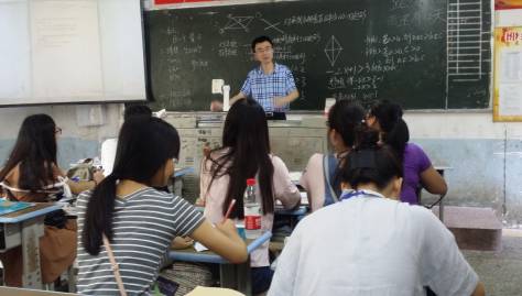 肖海军老师为学生授课
