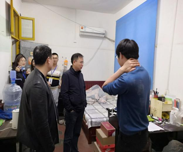 (图二)副校长刘建勋在研究生宿舍视察