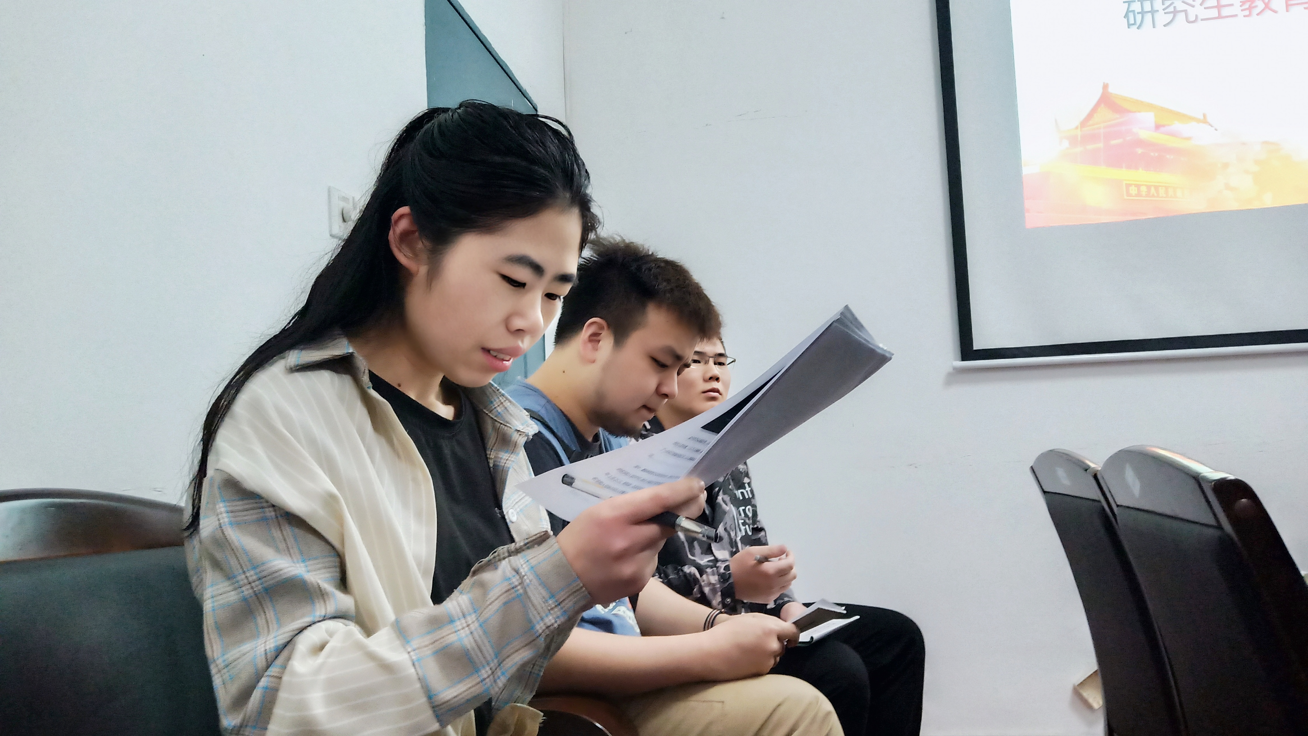 图一 韩宇迪同志宣读党史学习内容