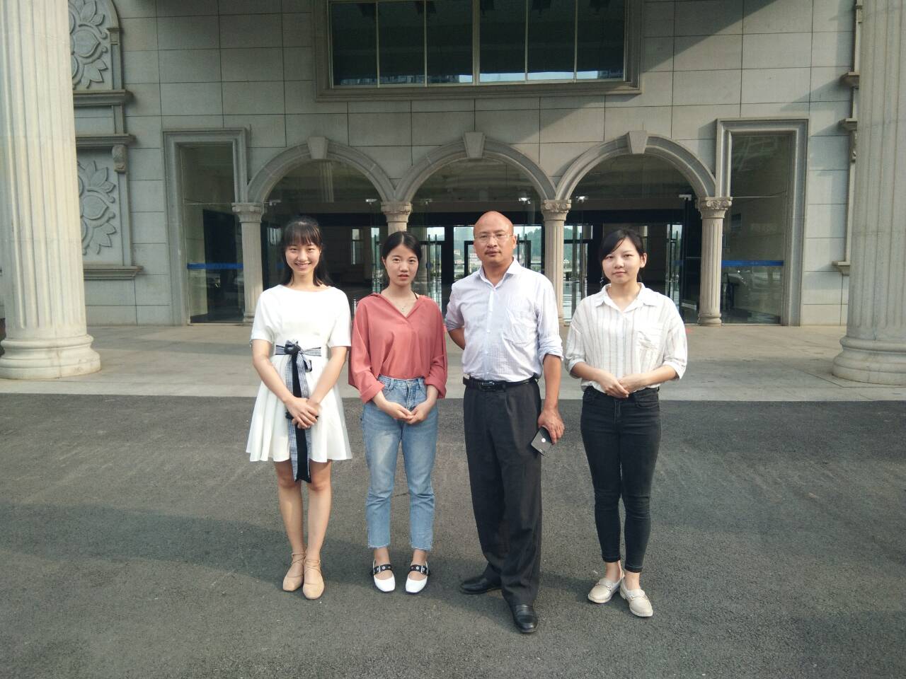 市委大楼前师生合影