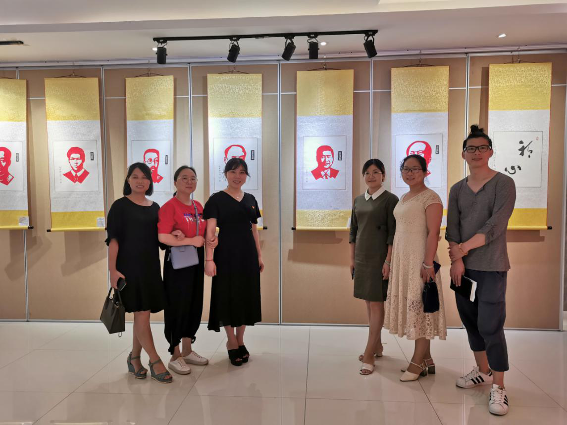 环境设计教工党员观看不忘初心,牢记使命——红色剪纸作品展