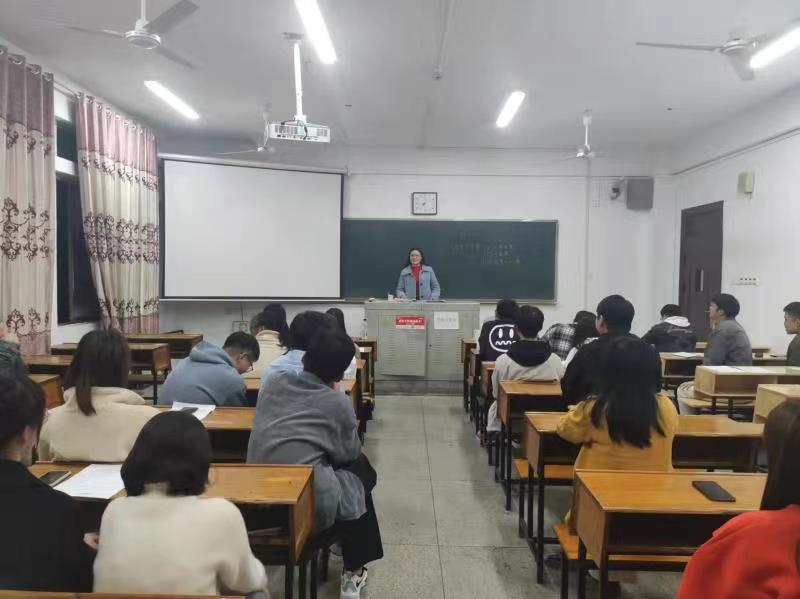 图四 研究生部王文琴老师讲话