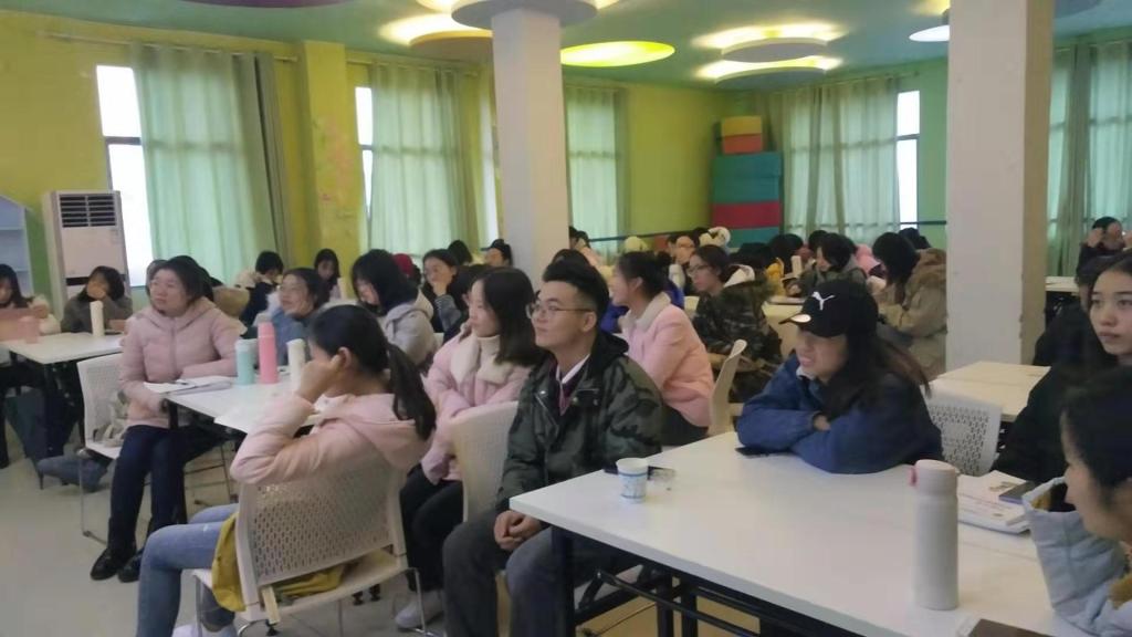 学生认真听取讲座