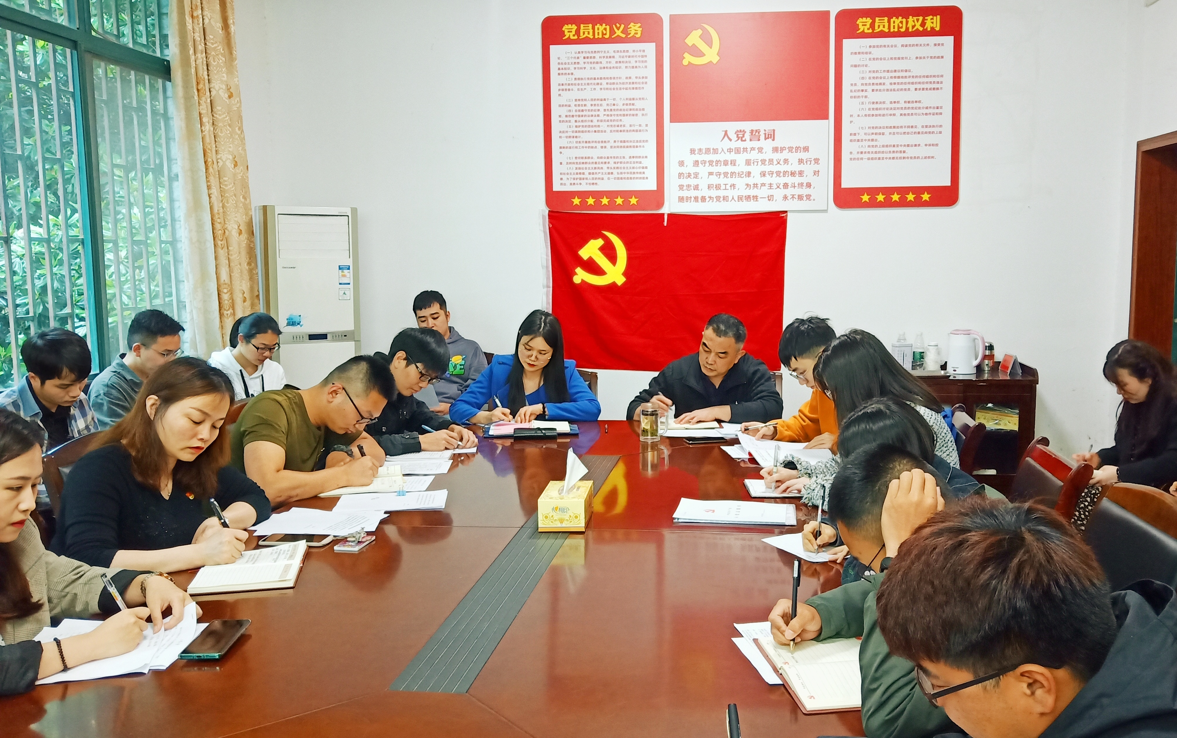 图二 全体党员同志认真记录党史学习内容