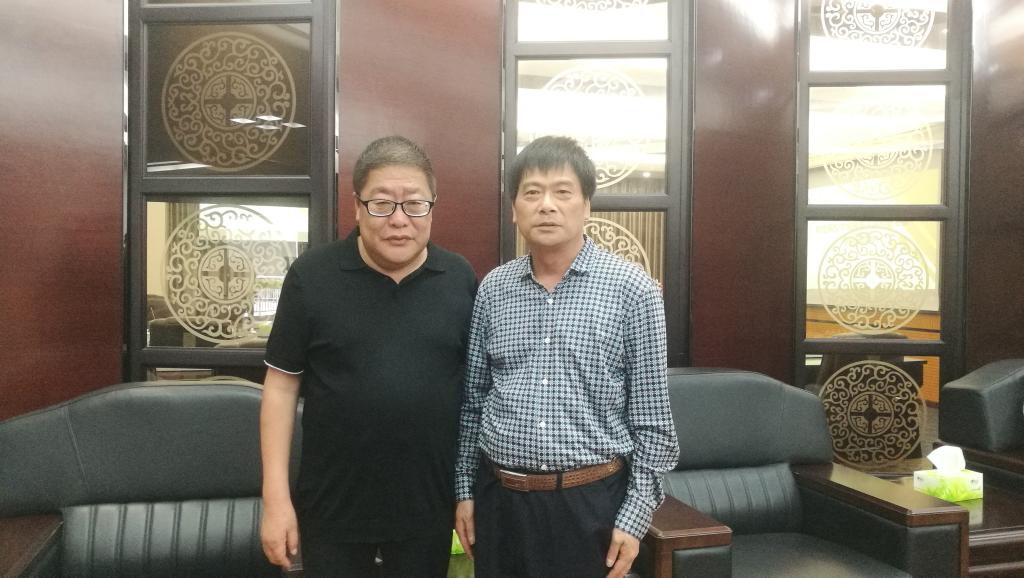 与全国地方高校学报研究会会长孙国军教授合影