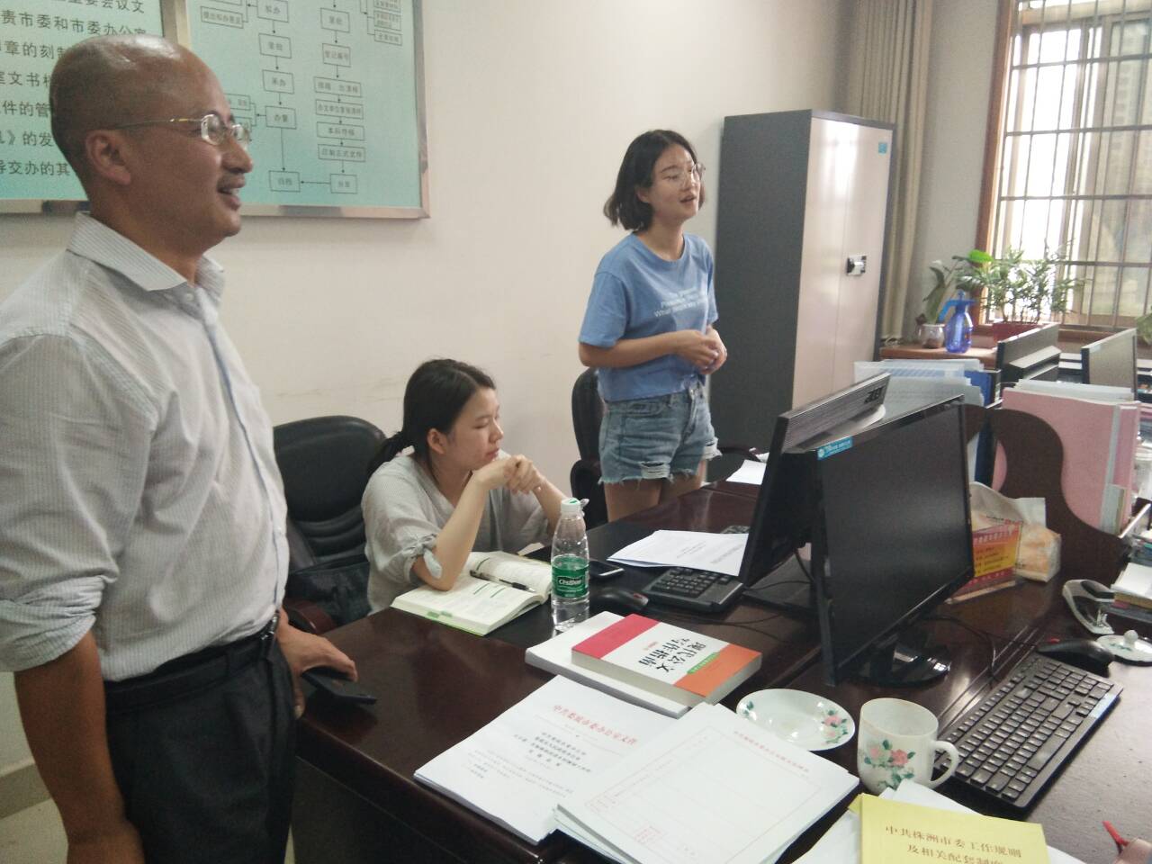 市委办办文科看望学生