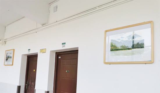 同德楼二层办公区走廊悬挂学生书画作品(二)