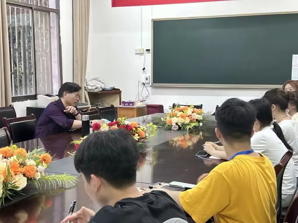 周兰桂教授与学生代表们热烈交流