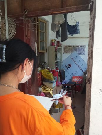 (图二:同学们正在认真地测量室内空间)