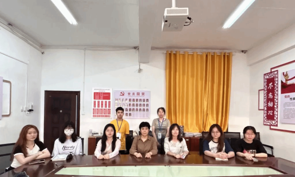 邹昭萍老师与学生代表交流合影