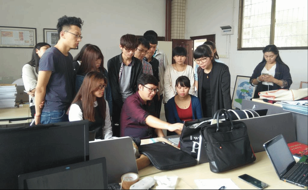 李喜群老师与团队成员探讨设计方案